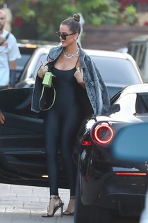 Khloé Kardashian feet photo thumbnail