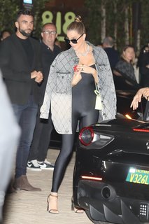 Khloé Kardashian feet photo thumbnail