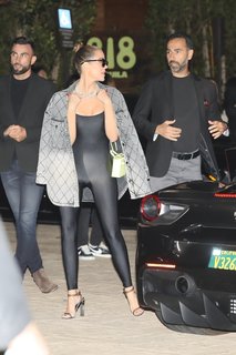 Khloé Kardashian feet photo thumbnail