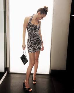 Duygu Özaslan feet photo thumbnail