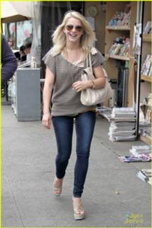 Julianne Hough feet photo thumbnail