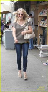 Julianne Hough feet photo thumbnail