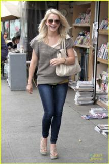 Julianne Hough feet photo thumbnail
