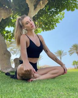 Seyma Subasi feet photo thumbnail