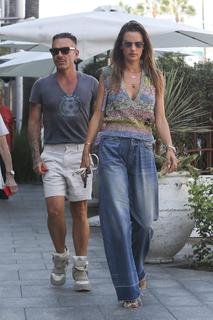 Alessandra Ambrosio feet photo thumbnail