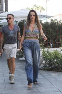 Alessandra Ambrosio feet photo thumbnail
