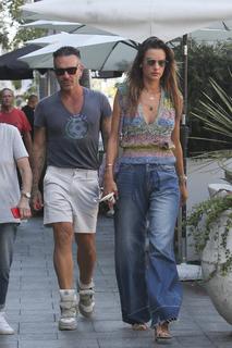 Alessandra Ambrosio feet photo thumbnail