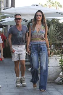 Alessandra Ambrosio feet photo thumbnail