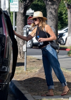 Jennifer Aniston feet photo thumbnail