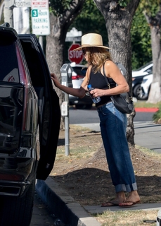 Jennifer Aniston feet photo thumbnail