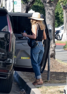 Jennifer Aniston feet photo thumbnail