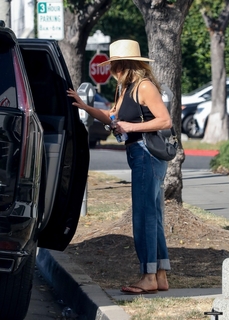 Jennifer Aniston feet photo thumbnail
