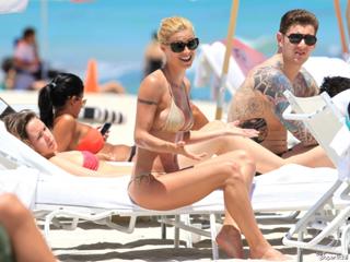 Michelle Hunziker feet photo thumbnail