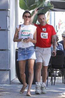 Alessandra Ambrosio feet photo thumbnail