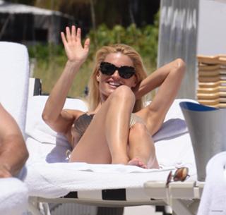 Michelle Hunziker feet photo thumbnail