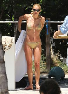 Michelle Hunziker feet photo thumbnail