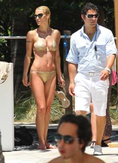 Michelle Hunziker feet photo thumbnail