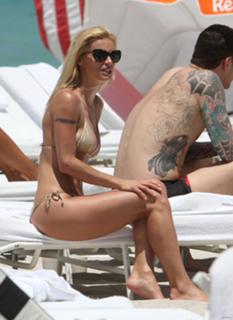 Michelle Hunziker feet photo thumbnail