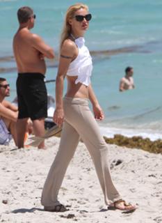 Michelle Hunziker feet photo thumbnail