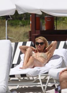 Michelle Hunziker feet photo thumbnail