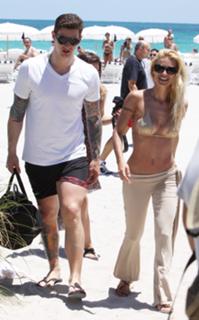 Michelle Hunziker feet photo thumbnail