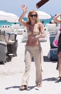 Michelle Hunziker feet photo thumbnail