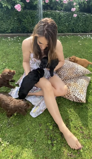 Elizabeth Hurley feet photo thumbnail