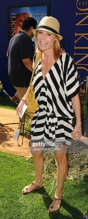 Julie Bowen feet photo thumbnail