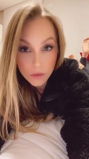Carla Diaz feet photo thumbnail
