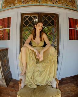 Alison Brie feet photo thumbnail
