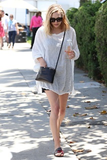 Elizabeth Olsen feet photo thumbnail
