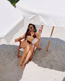 Chloe Bailey feet photo thumbnail