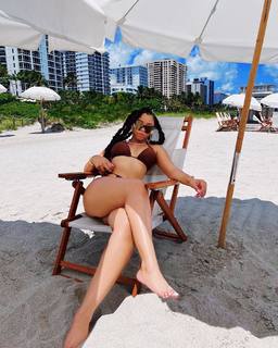 Chloe Bailey feet photo thumbnail