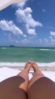 Chloe Bailey feet photo thumbnail