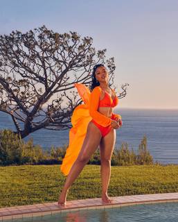 Chloe Bailey feet photo thumbnail