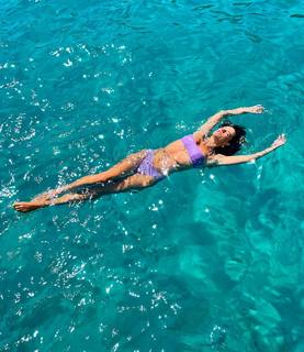 Alessandra Ambrosio feet photo thumbnail