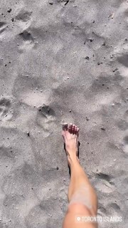 Laura Vandervoort feet photo thumbnail