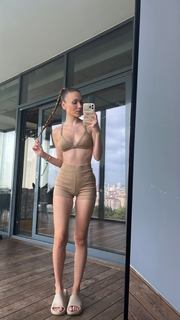 Duygu Özaslan feet photo thumbnail