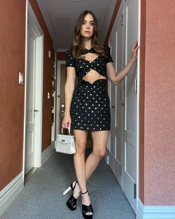 Alison Brie feet photo thumbnail