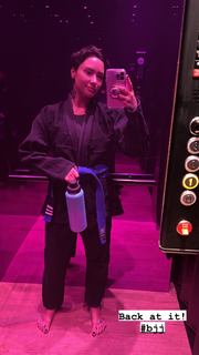 Demi Lovato feet photo thumbnail