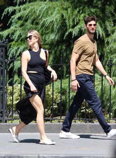 Julianne Hough feet photo thumbnail
