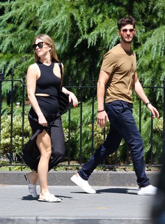 Julianne Hough feet photo thumbnail