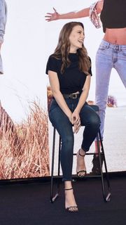Serenay Sarikaya feet photo thumbnail