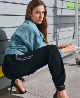 Serenay Sarikaya feet photo thumbnail