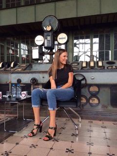 Serenay Sarikaya feet photo thumbnail