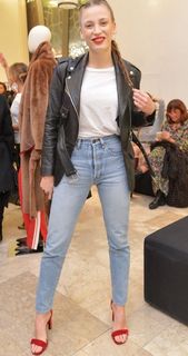 Serenay Sarikaya feet photo thumbnail