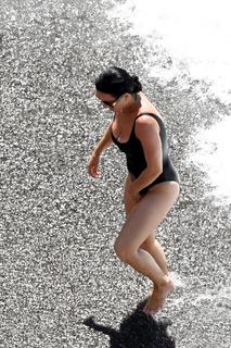 Katy Perry feet photo thumbnail