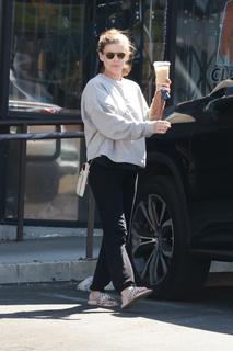 Kate Mara feet photo thumbnail