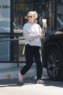 Kate Mara feet photo thumbnail