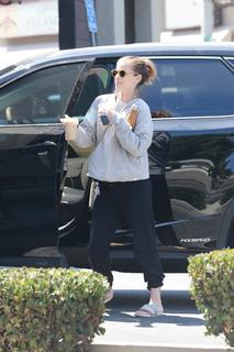 Kate Mara feet photo thumbnail